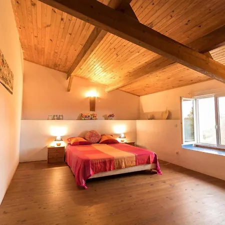 Holiday home Le Des Oiseaux Montbernard