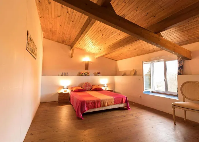 Holiday home Le Des Oiseaux Montbernard